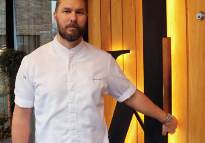 Mikael utanfor sin restaurang Kontrast