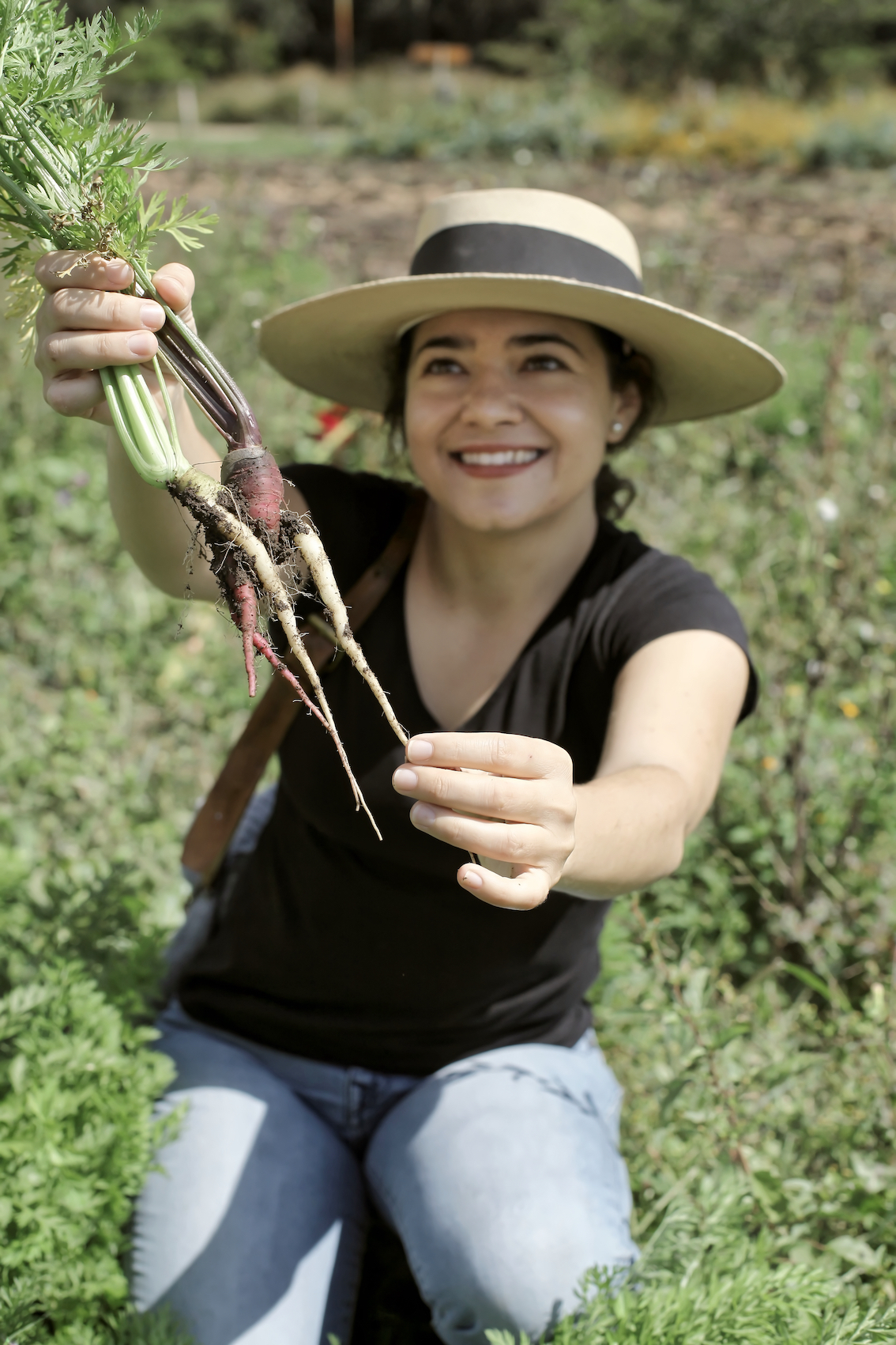 Alejandra Garza viser frem rotgrønnsaker