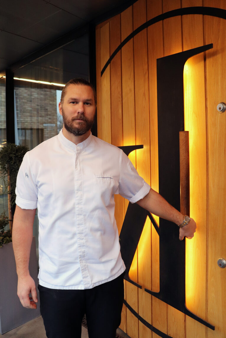 Mikael utanfor sin restaurang Kontrast