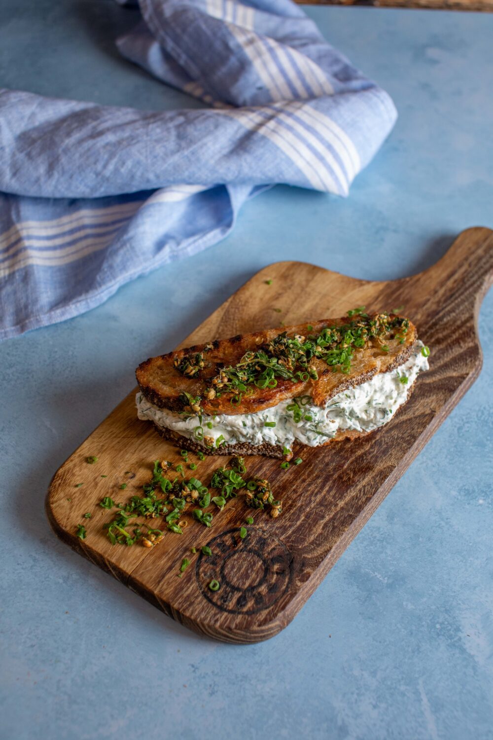 Toast med yoghurt ferskost urter og lynghonning C34 A2054