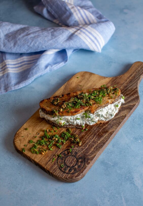 Toast med yoghurt ferskost urter og lynghonning C34 A2054