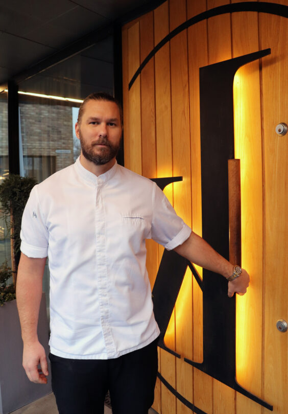 Mikael utanfor sin restaurang Kontrast