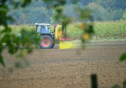 Tractor spraying pesticides IMG 5235