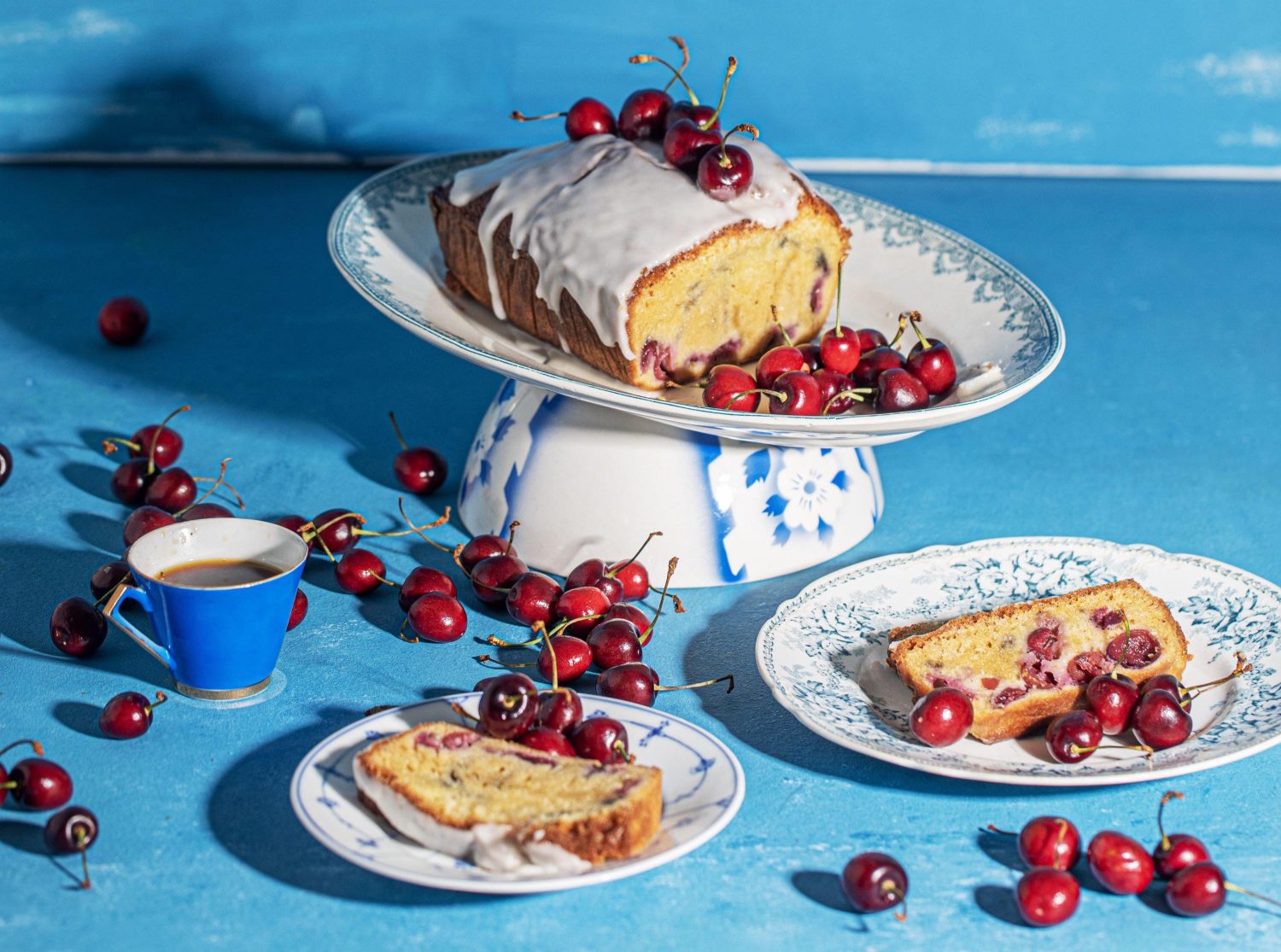 Formkake med tjukkmjolk og moreller