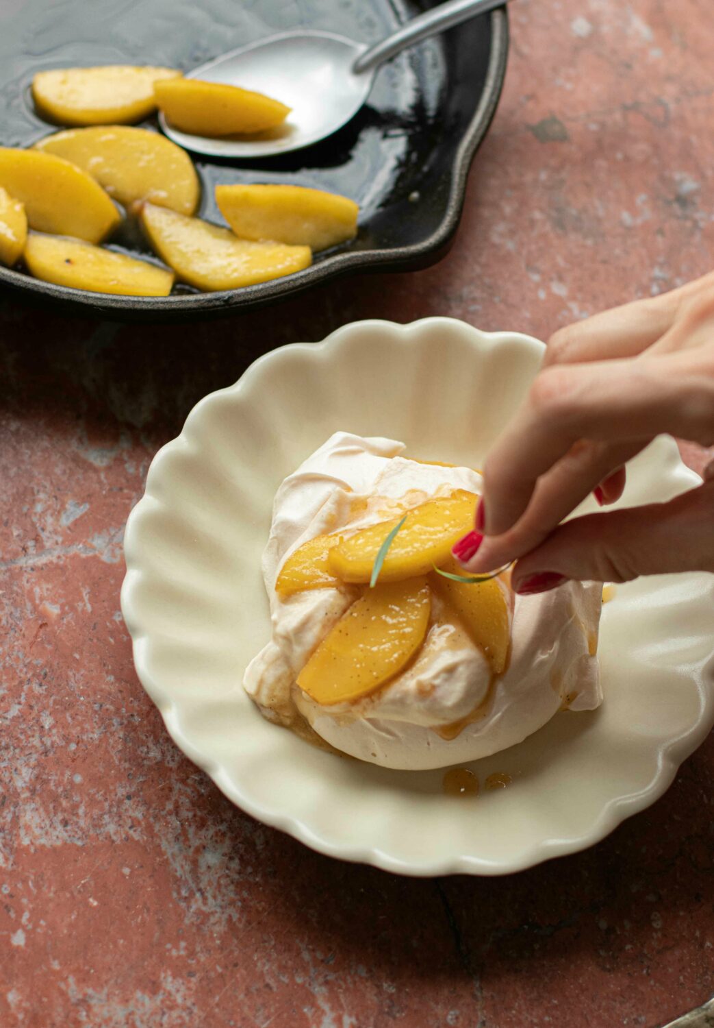 Pavlova med epler og salt karamell