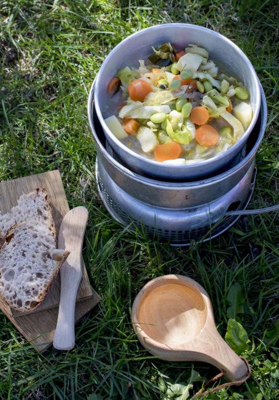 Suppe Med Sommegronnsaker Urtekraft Og Pannebrod